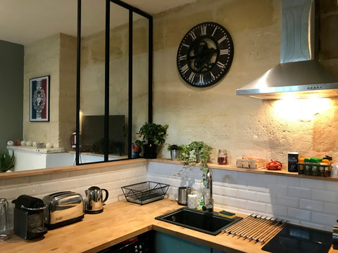 Appartement très bien situé à 15 min à pied du grand théâtre de Bordeaux. L'entr Bordeaux, France Appartement calme à deux pas du centre ville. Entire rental unit vacation rental 19805844