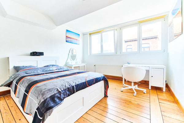 Chambre d'hôte pour deux personnes dans un lit double. La chambre est spacieuse  Ixelles, Belgium Chambre d'hôte lit double côté rue Private room in condo vacation rental 46206855