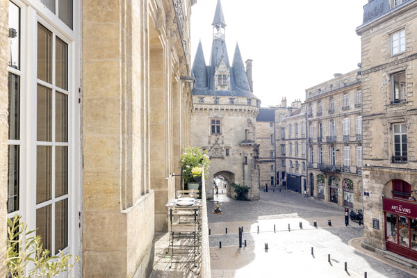 Come and stay in this beautiful flat with balcony and lift located in the heart  Bordeaux, France Place du Palais Bordeaux Historic Centre, balcony Entire rental unit vacation rental 655650287081576305