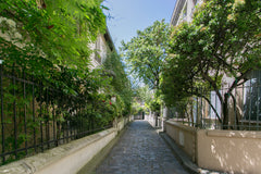 Dans une impasse piétonne calme et arborée, cette maison de 2 étages peut accuei Paris, France Charmante maison au coeur de Paris Entire townhouse vacation rental 6182382