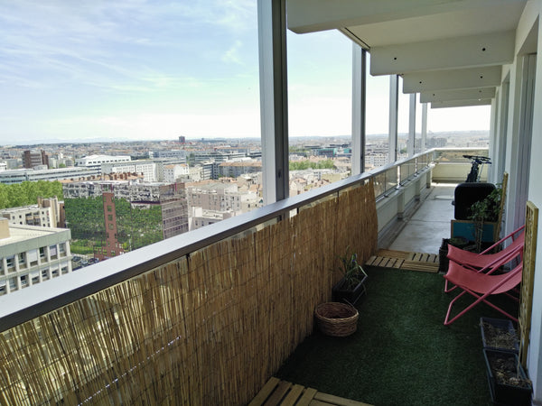 Nous proposons une chambre avec balcon dans notre appartement T3, en étage élevé Lyon, France Chambre en hauteur à la Part-Dieu Private room in rental unit vacation rental 12939973