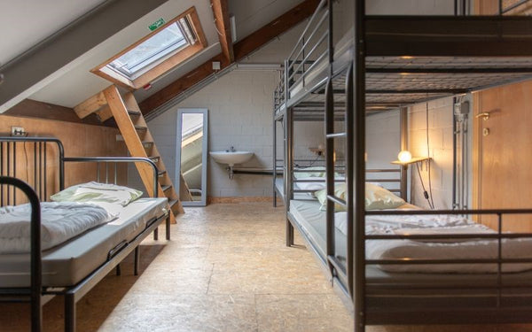 In deze slaapzaal slaap je, in totaal met max 5 personen, samen in een kamer. Er Ghent, Belgium Treck Hostel - Mixed dorm small Private room in hostel vacation rental 42137651