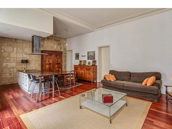 Sur les quais de Bordeaux, à 2 pas de la cité du Vin et du centre, l’appartement Bordeaux, France Très bel appartement de 110m² sur les quais. Entire rental unit vacation rental 23234092