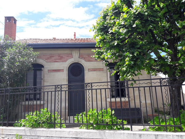 Échoppe bordelaise située entre les châteaux Haut-Brion et Pape Clément.<br /><b Bordeaux, France Échoppe bordelaise avec jardin Entire home vacation rental 30460284