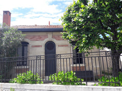 Échoppe bordelaise située entre les châteaux Haut-Brion et Pape Clément.<br /><b Bordeaux, France Échoppe bordelaise avec jardin Entire home vacation rental 30460284