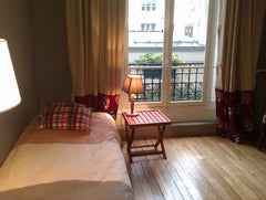 La chambre est grande, très claire, grâce à une haute fenêtre qui donne sur une  Paris, France Un lit une place chambre lumineuse Private room in rental unit vacation rental 6884711