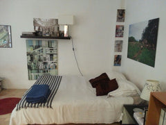 Situer à deux pas du Parc de Belleville à 5 minutes du métro Jourdain dans un qu Paris, France Une chambre à Paris 20ème avec un petit jardin. Private room in loft vacation rental 20894968