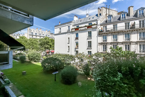 - Situé à 200m de la place Pigalle et à 500m de la butte Montmartre, l'apparteme  Studio Moderne et Calme Bd de Rochechouart Entire rental unit vacation rental 18123215