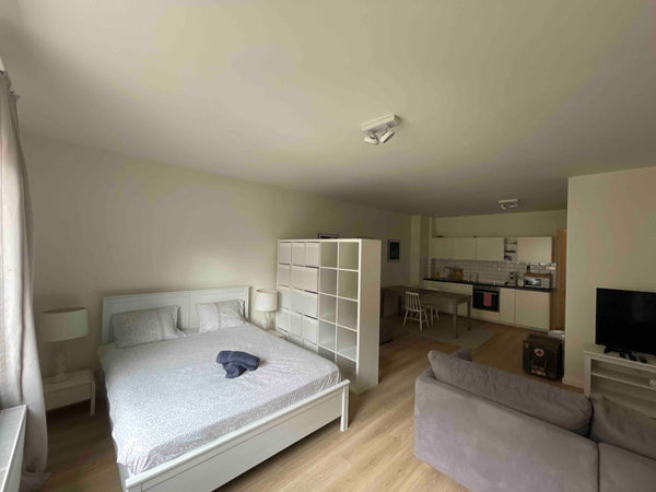 Simplifiez-vous la vie dans ce logement paisible et central. Idéalement situé po Woluwe-Saint-Pierre, Belgium Entre gare du Midi et centre Bruxelles! Entire rental unit vacation rental 52855728