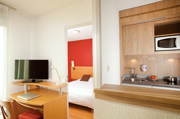 The aparthotel Séjours et Affaires Park Lane is located in a very pleasant and l Paris, France Appart'Hôtel Cosy au coeur de Lyon Room in aparthotel vacation rental 50502540