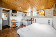 Une péniche avec studios meublés au bord de la Saône, c'est une manière original  Studio insolite sur Péniche, Le Carre, au coeur De Lyon Entire rental unit vacation rental 46633482
