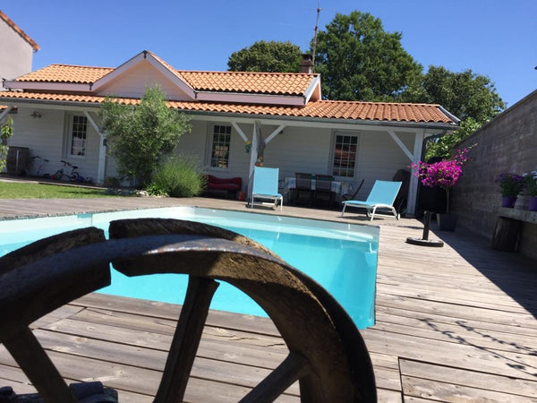 Mon logement est proche : <br />- du tram B (20min de bordeaux-centre) <br />- d Pessac, France Chambre (bleue-2)/cuisine/salle de bain à partager Private room in home vacation rental 628260578603839886