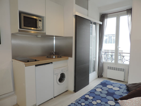 Studio refait à neuf dans un quartier jeune et vivant, tout a été optimisé pour  Paris, France Studio de 13m2 refait à neuf, Charonne, 75011 Entire rental unit vacation rental 19046927
