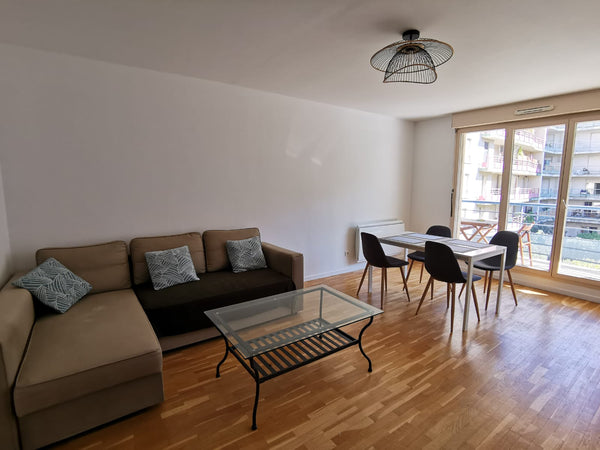 Paisible appartement de 70m², idéalement situé à 5 minutes à pied d’un arrêt de   Appartement T3 avec parking fermé Entire rental unit vacation rental 710762573895717345