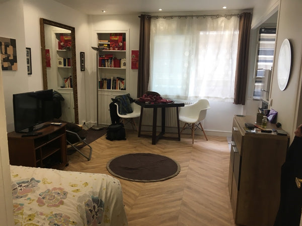 Studio de 30M2, situé à 30m du métro La Motte Piquet Grenelle et du bus 80 (dire  Grand studio proche Tour Eiffeil et métro Entire rental unit vacation rental 29791604