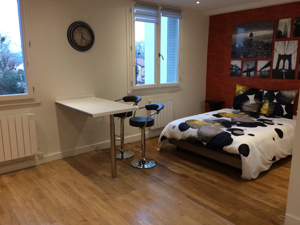 Studio Lumineux, calme, 2ème étage avec ascenseur.<br /><br />Proche fac de méde Lyon, France Studio meublé 25m2 Qr Rockefeller du 10/09 au 5/11 Entire rental unit vacation rental 642639577308922579