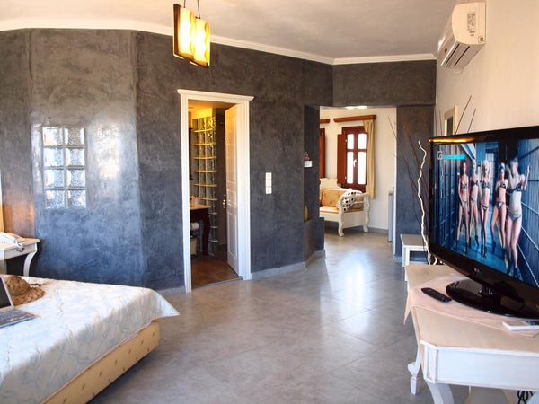 Smaragdi Hotel lies at the famous beach of , Perivolos. An A class Hotel, with t  Elegant Suite in A Class Hotel Outdoor Jacuzzi Room in hotel vacation rental 38738330