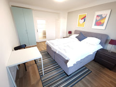 Wir vermieten ein versperrbares Privatzimmer in einer 80m² großen Wohnung. Es gi Vienna, Austria CITY CENTER für max. 2 Personen, U-Bahn, Toplage. Private room in condo vacation rental 45522072