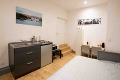 Studio de 18m2 entièrement rénové en 2018 au bord des quais de Saône. Situé tout  Studio Face à  L’Île Barbe Entire guesthouse vacation rental 45216979