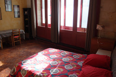 Studio indépendant au RDC d'une maison de ville située dans un quartier populair Bordeaux, France studio lumineux aux capucins Entire rental unit vacation rental 25509764