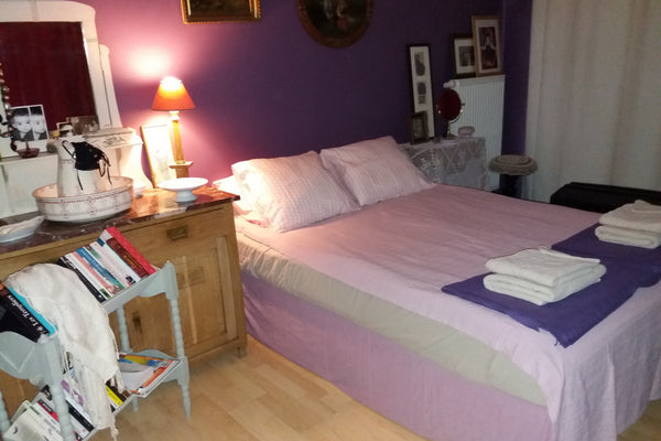 Chambre cosy et joliment décorée avec lit double et espace de rangement.  Platea Sint-Jans-Molenbeek, Belgium Chambre double près du Centre-Ville et du métro Private room in rental unit vacation rental 23760853