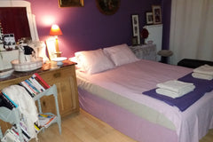 Chambre cosy et joliment décorée avec lit double et espace de rangement.  Platea Sint-Jans-Molenbeek, Belgium Chambre double près du Centre-Ville et du métro Private room in rental unit vacation rental 23760853