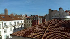 Bienvenue chez moi !<br />Je suis artiste et donc souvent en voyage. <br />C'est Lyon, France Appartement avec balcon - très central Entire rental unit vacation rental 22916121