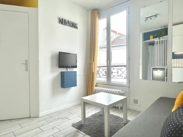 Dans un petit immeuble ancien du 11 éme arrondissement.<br />Réalisé par un arch Paris, France Studio d'Architecte 12m2 