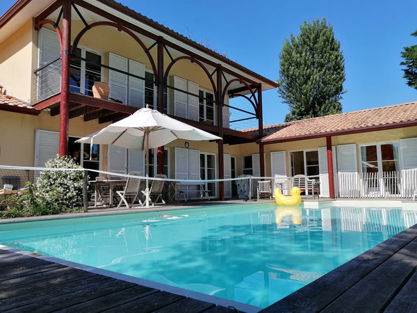 Grande maison familiale au calme dans la banlieue de Bordeaux. La maison est à 5 Gradignan, France Grande Maison avec Piscine à proximité de Bordeaux Entire home vacation rental 43550528