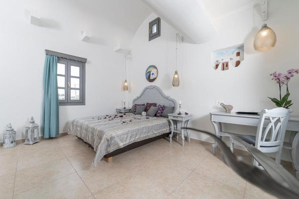 Smaragdi Hotel lies at the famous beach of , Perivolos. An A class Hotel, with t  3person suite in A class pool hotel Room in hotel vacation rental 39285019