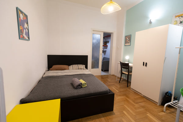 a great room with large window in emanual benaki 101 street. it's exarchia  idea Greece Privat room in Emmanouil Benaki, feel right home Private room in rental unit vacation rental 44192295