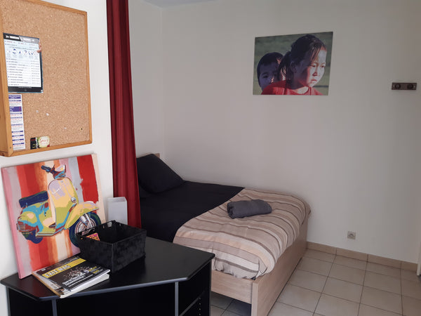 Dans immeuble à entrée sécurisée, en RC en retrait de la rue, accès possible au  Lyon, France Studio en plein cœur du quartier Saint-Louis Entire rental unit vacation rental 25128147