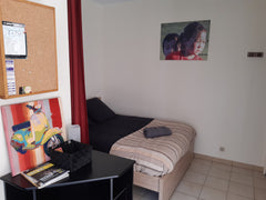 Dans immeuble à entrée sécurisée, en RC en retrait de la rue, accès possible au  Lyon, France Studio en plein cœur du quartier Saint-Louis Entire rental unit vacation rental 25128147