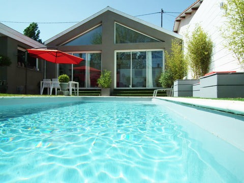 Au fond d'une impasse, ce loft, idéal pour une famille de 5 à 6 personnes (maxim Bordeaux, France Loft 150m² avec piscine et climatisation BORDEAUX Entire home vacation rental 1109639
