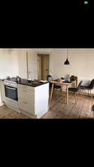 Dejligt stort værelse. Med både sofa og fjernsyn og stor seng. Der er også balko Frederiksberg, Denmark Værelse med Fælles køkken, bad, altan. Private room in rental unit vacation rental 36973290