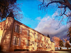 Le Château Sénailhac est une chambre d'hôtes aménagée au sein d'un château datan France Très beau château du 19ème siècle près de bordeaux Private room in castle vacation rental 33259834