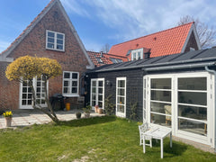 Dette dejlige familiehus med en skøn have ligger tæt på offentlig transport og m Copenhagen, Denmark Hyggeligt hus med dejlig have tæt på byen Entire home vacation rental 621440805137194659