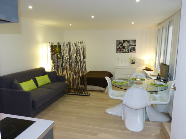 Charming studio of 322 sq. ft. in the center of Paris, specifically the Saint-Ge Courbevoie, France Studio Louvre/Orsay/St-Germain *** Entire rental unit vacation rental 1458447