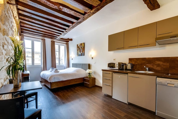 Located on the prestigious rue Saint-Honoré, this bright 2 people studio, recent  LOUVRE 4: CHARM & COMFORT - UPPER CLASS SUITE Entire rental unit vacation rental 13724665