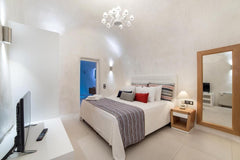 The Grand Suite has one bedroom with en suite bathroom, an indoor Jacuzzi and a   Grand Suite with indroor jetted Tub - Daydream Luxury Suites Private room in bed and breakfast vacation rental 44315463