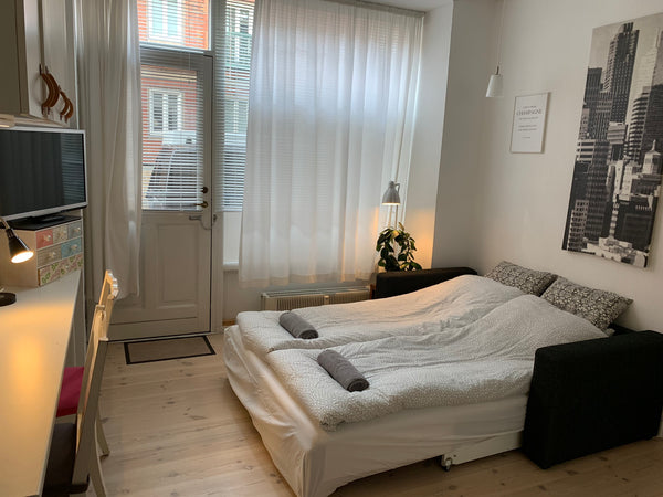 Dejligt værelse midt på Vesterbro nær caféer, shopping, restauranter, oplevelser Copenhagen, Denmark Værelse m egen indgang midt på Vesterbro Private room in rental unit vacation rental 39020206