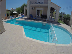 HOUSE WITH GARDEN IN FRONT OF SANDY BEACH<br />Semi detached Villa situated in f Nottingham, United Kingdom Villa Koukles- Beach front house- Family friendly Entire bungalow vacation rental 16472245