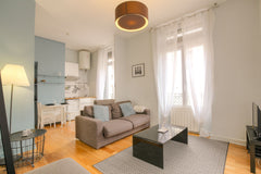 Tastefully renovated and decorated apartment, located in a lively neighborhood i Lyon, France Renovated and modern apt, near Bellecour, Lyon Entire rental unit vacation rental 44201805