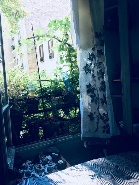 Dans un bâtiment au 1er étage, un lit 1 pers dans une chambre de 15m2 dont la fe Paris, France une petite chambre ✿ ecological & herbal based Private room in rental unit vacation rental 5660070