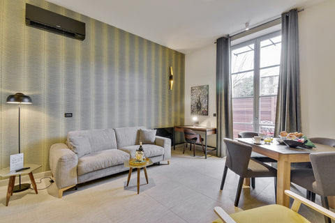 Appartement au rez-de-chaussé, agrémente d'une petite terrasse. Couleurs gris et  MAYURA, la promesse d'une invitation au voyage ... Room in serviced apartment vacation rental 27948903