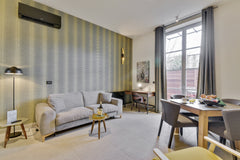 Appartement au rez-de-chaussé, agrémente d'une petite terrasse. Couleurs gris et  MAYURA, la promesse d'une invitation au voyage ... Room in serviced apartment vacation rental 27948903