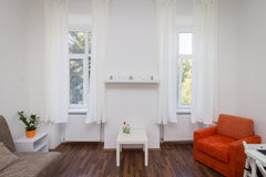 Cuenta con una habitación con cama matrimonial, una sala con 2 sofá-cama, una bo Vienna, Austria Acogedor apartamento cerca del Prater Entire rental unit vacation rental 38698324
