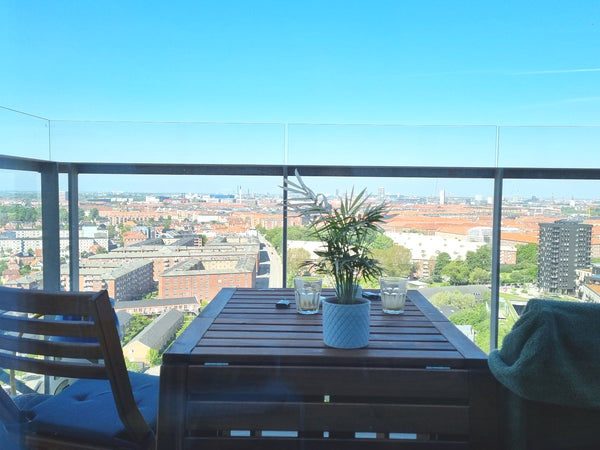 Denne bolig ligger 50 m fra Øresund Metro og 400 m til stranden. Altanen på 19 s  Lejlighed med udsigt over hele København. Tæt på metro og strand Entire rental unit vacation rental 52733065