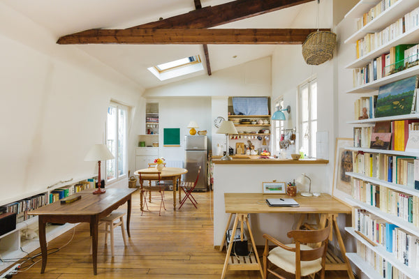 Ce  bel appartement, calme, lumineux, est comme une petite maison au coeur d'un  Paris, France Appartement charme, calme, soleil ! Entire rental unit vacation rental 2991143