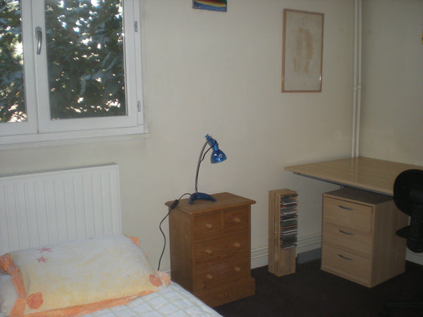 Vous apprécierez mon logement pour le calme et l'emplacement : au centre de Pari Paris, France Chambre de 11m2 dans un appartement de 4 pièces. Private room in rental unit vacation rental 13554407